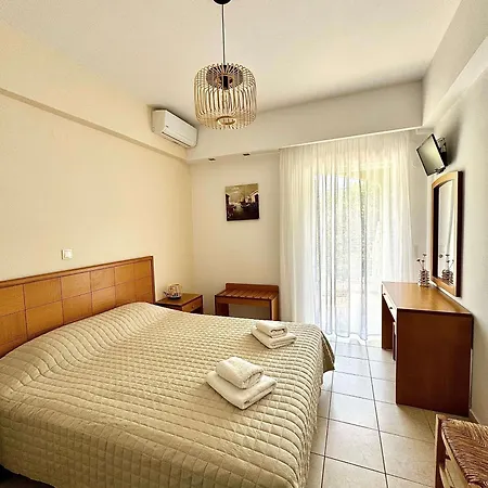Manolis Aparthotel 3*